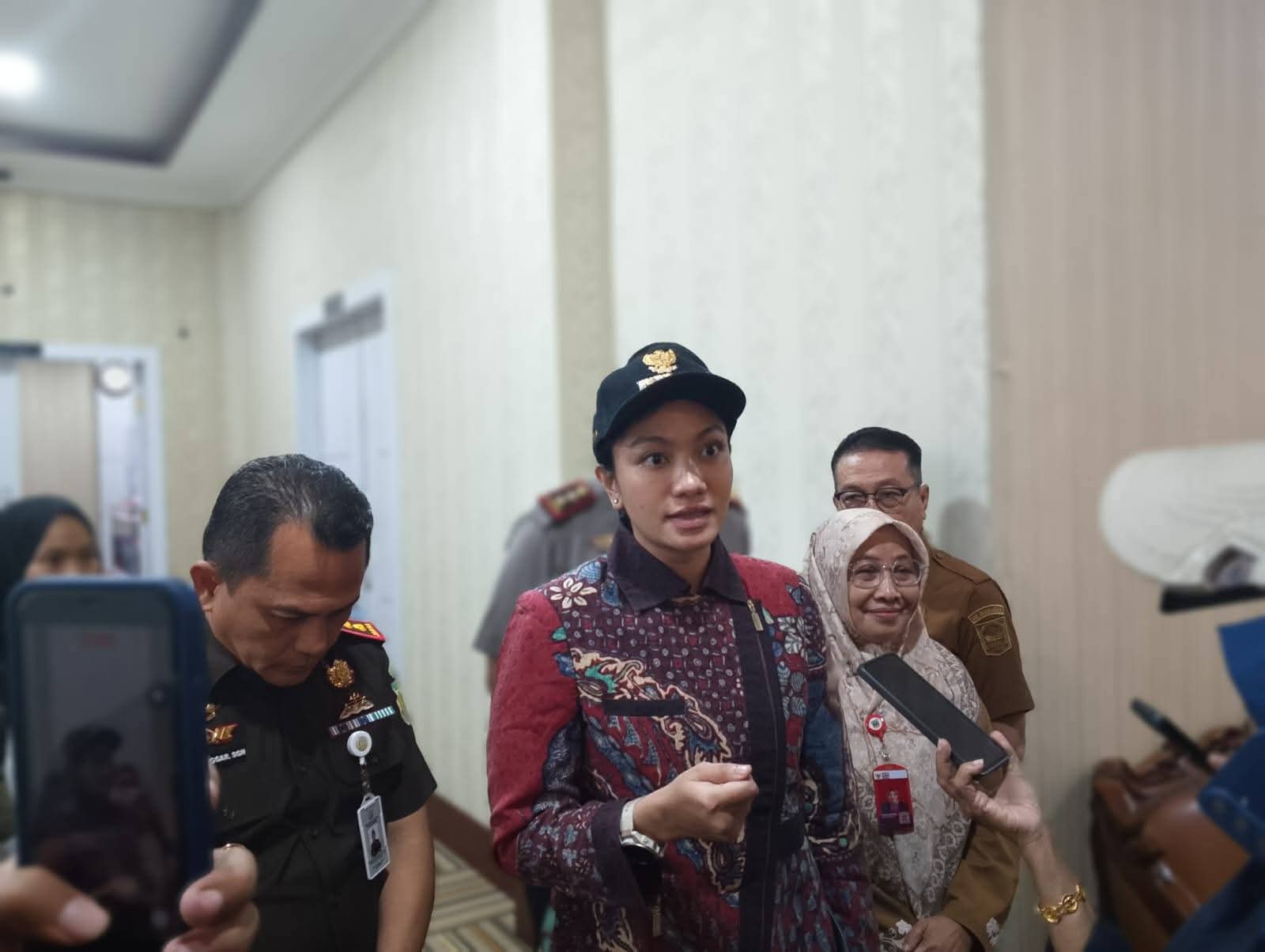 Bupati Dharmasraya Annisa Suci Ramadhani, SH, LL. M, saat digelarnya jumpa Pers di kantor bupati setempat, Selasa (10/2/2026).